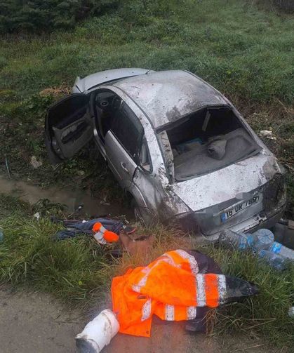 Bursa'da taklalar atan otomobil tarlaya uçtu