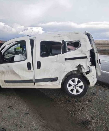 Emniyet kemerini takmayan sürücü araçtan fırladı
