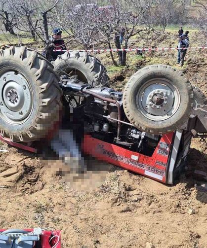 Tarlasını sürerken devrilen traktörün altında kaldı