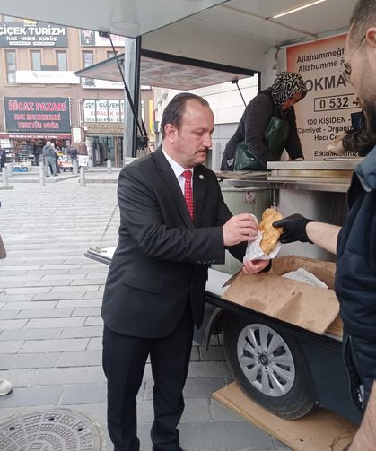Bursa'da şehit öğretmen Ayla Kara ve 9 öğrenci için lokma dağıtıldı