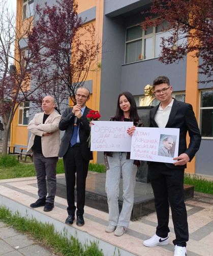 Bursa'da öğretmen ve öğrenciler çiçeklerle karşılandı