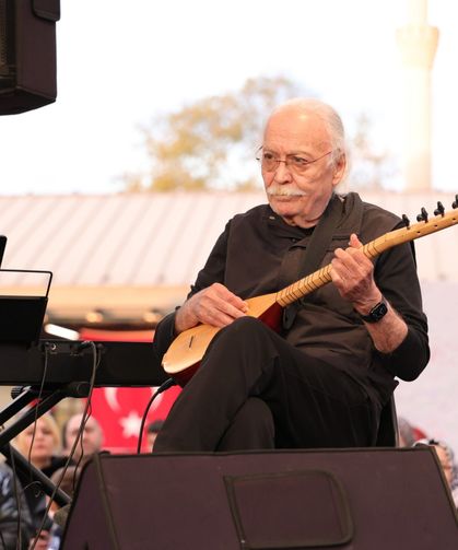 Cahit Berkay Bursa'da gençlerle aynı sahneyi paylaştı