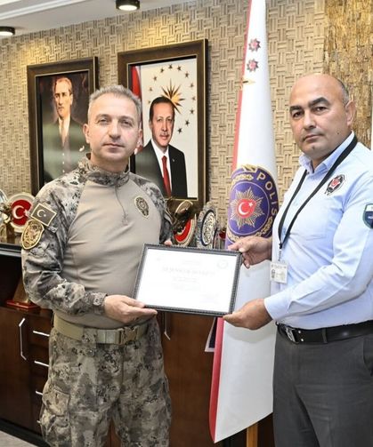 Banka güvenlik görevlisi, yaşlı kadını dolandırılmaktan kurtardı