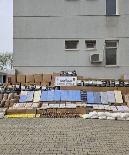 Bursa'da kaçak tütün baskını: Depo ve araçlardan servet çıktı