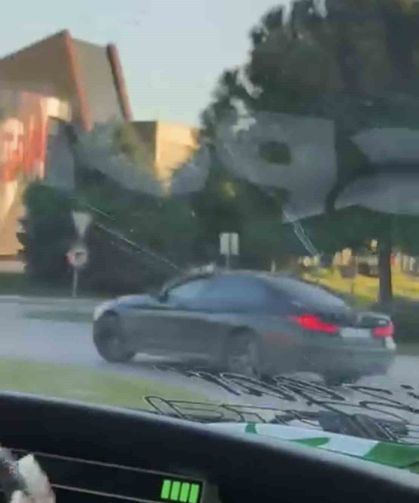 Bursa'da otomobil böyle drift attı