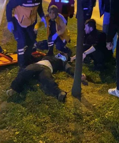 Düşürdüğü telefonu alırken otomobil çarptı: O anlar kamerada