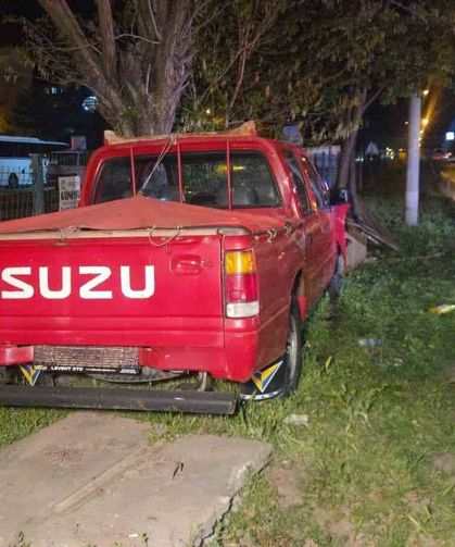 Bursa'da kontrolü kaybeden kamyonet orta refüje savruldu!