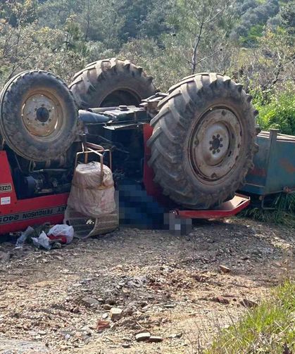 Manisa'da traktör devrildi: 3 ölü