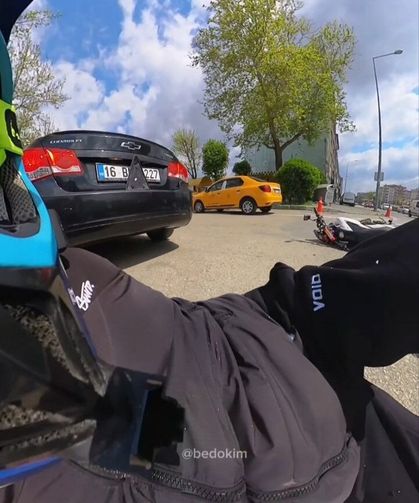 Bursa'da motosiklet otomobile çarptı... O anlar kask kamerasına yansıdı