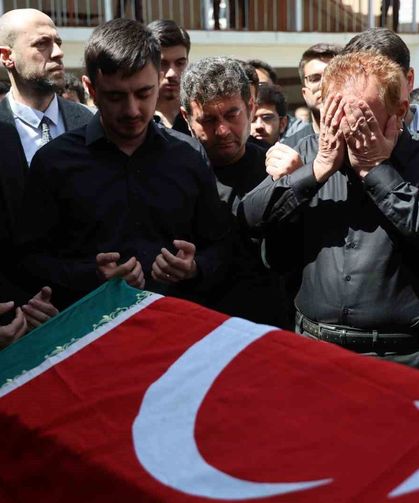 Saldırıda ölen öğretmenin eşi ve çocukları tabut başında gözyaşı döktü