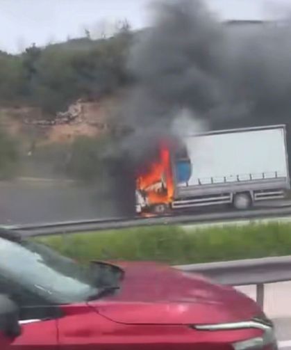 Bursa'da seyir halindeki kamyon, alev alev yandı