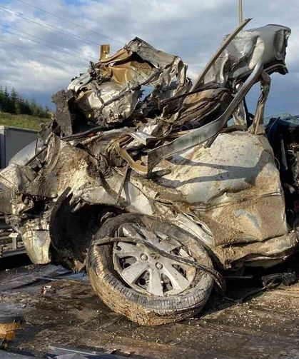 TEM'de otomobil devrilen tır dorsesinin altında kaldı: Karı-koca hayatını kaybetti