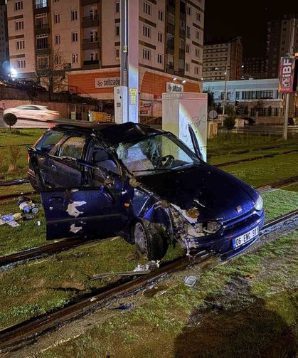 Tramvay yoluna giren otomobil direğe çarparak durabildi: 1 yaralı