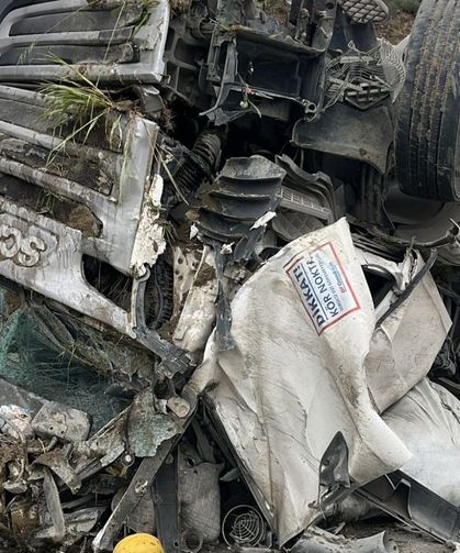 Yoldan çıkan tır hurdaya döndü: 1 yaralı