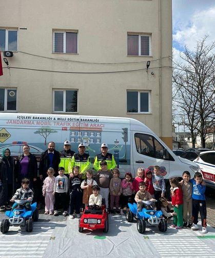 Jandarmadan minik öğrencilere trafik eğitimi
