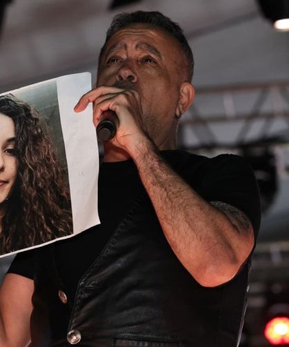 Haluk Levent, konserinde Gülistan Doku için poster açtı