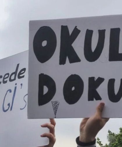 Bilgi Üniversitesi öğrencileri ayakta
