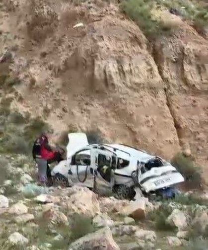 300 metrelik uçuruma yuvarlanan araçtan mucizevi kurtuluş