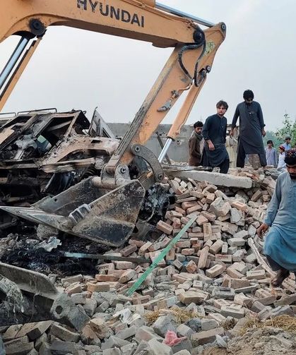 Pakistan'da karakola bombalı saldırı: 12 ölü, 2 yaralı
