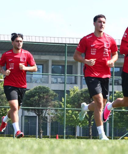 Milli takımda Montella futbolcuları testten geçirdi