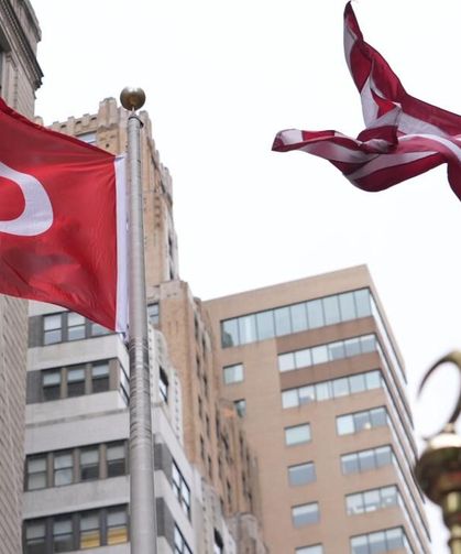 New York'ta 43. Türk Günü Yürüyüşü için bayrak çekme töreni düzenlendi