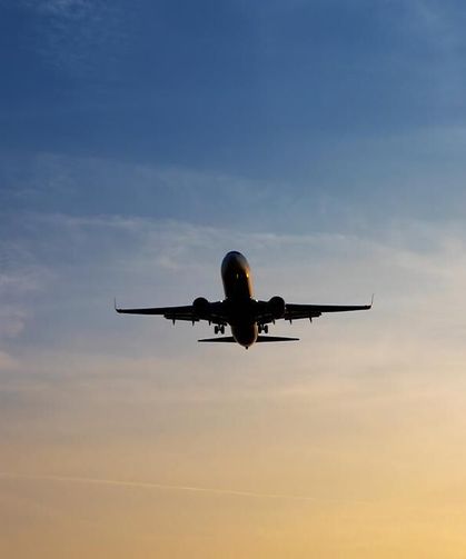 Kemer takmayı reddeden ve koltukta ayakta durmak isteyen çocuk, uçuşu erteletti!