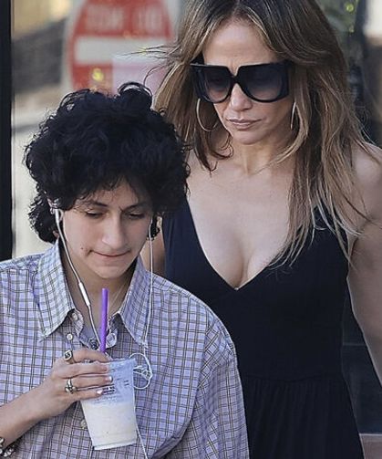 Jennifer Lopez’in kızı cinsiyet değiştirdi!