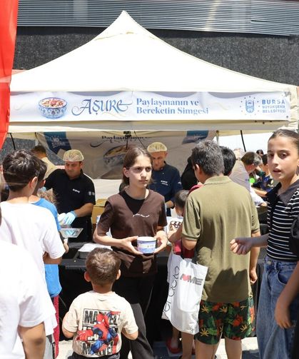 Bursa’da 28 noktada aşure dağıtımı sürüyor