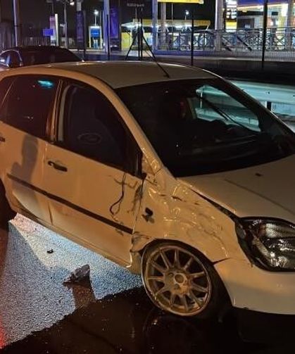 Sıkıştırılan otomobil takla attı: 4 yaralı, sürücü firarda