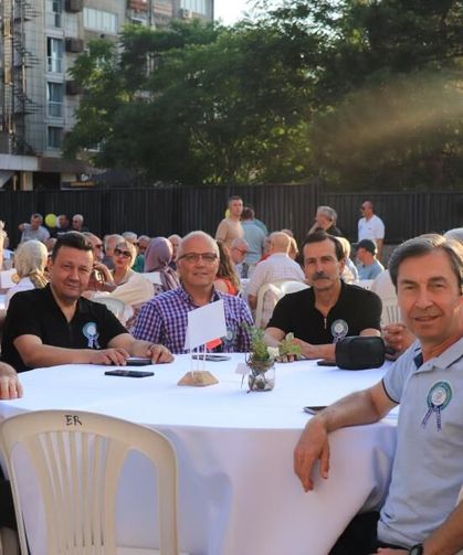 83 yaşındaki öğretmen yıllar sonra öğrencileriyle buluştu