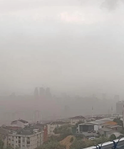 İstanbul’da fırtına: Çatılar uçtu, ağaçlar devrildi