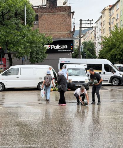 Kamyonetin arka kapağı açılınca karpuzlar yola saçıldı