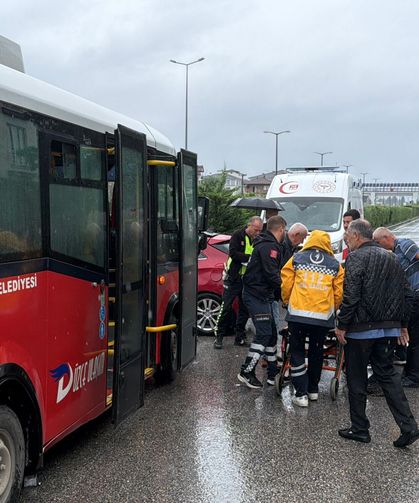 Halk otobüsü ile otomobil çarpıştı: 5 yaralı