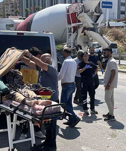 Ambulansın karıştığı kazada sağlık personeli hastayı battaniyeyle güneşten korudu