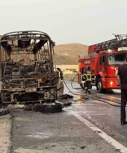 Erzincan-Sivas yolunda yolcu otobüsü alevlere teslim oldu