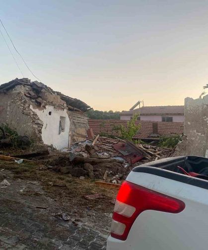 Yangından dönen itfaiye aracı eve çarptı: 3 yaralı