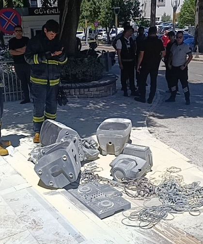 İşletme sahibi 800 bin lira ceza yemesine sebep olan ses sistemini belediye önünde benzin döküp yaktı