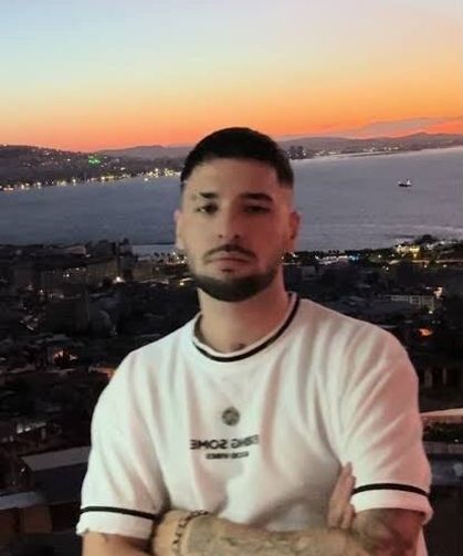 Kırmızı bültenle arananlara yönelik şarkı sözü yazdığı iddia edilen Erol Can Güncü sahnede gözaltına alındı