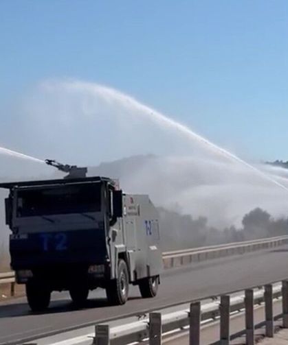 Kontrol altına alınan orman yangınında peş peşe sıralanan TOMA'ların müdahalesi