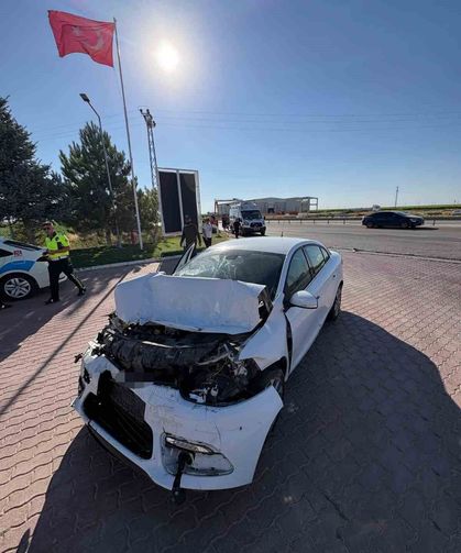 Otomobil kamyona arkadan çarptı: Aynı aileden 5 kişi yaralandı