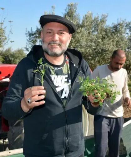 Hüsnü Şenlendirici tasını tarağını toplayıp çiftliğe yerleşti