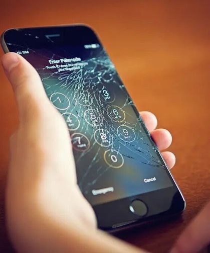 Ülkedeki tüm erkekler telefonunu parçalıyor