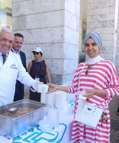 Başkan Şadi Özdemir vatandaşlarla aşure paylaştı
