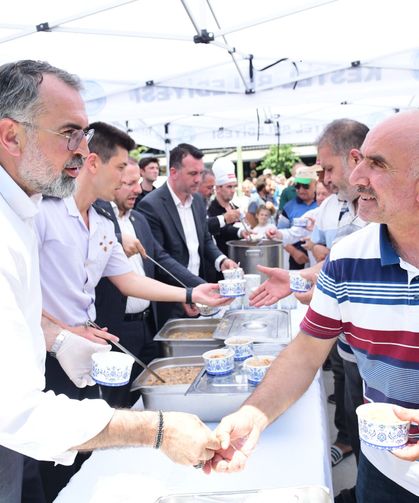 Bursa’da aşure bereketi vatandaşlarla paylaşıldı