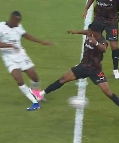 Beşiktaş maçında erken kırmızı kart: Midtjylland 10 kişi kaldı