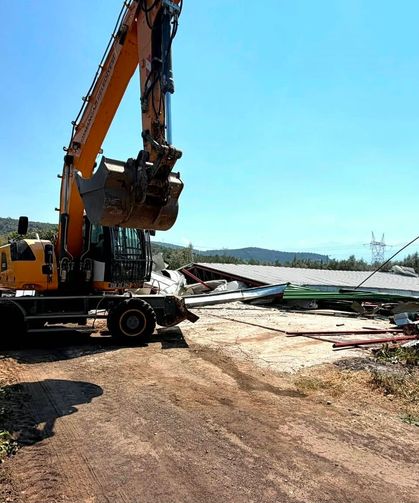 Bursa’da zeytinliğe yapılan kaçak depo yıkıldı