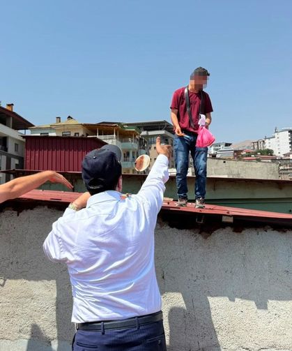 Türkiye'yi gezen "İntiharkolik" yine sahnede