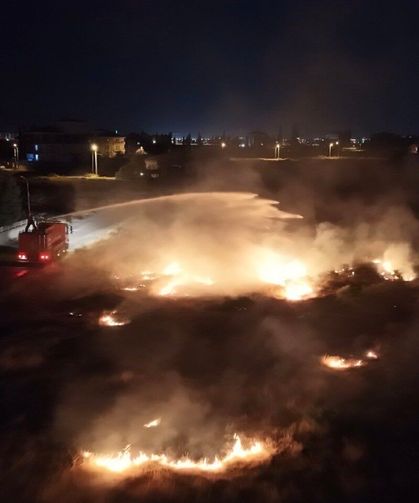 Aksaray’da boş arazide ot yangını paniğe neden oldu