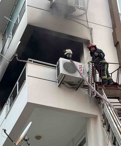 Antalya’da apartman dairesi yangında kullanılamaz hale geldi
