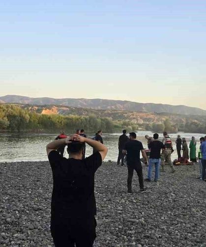 Bingöl'de nehirde akıntıya kapılan iki kardeşten biri kayboldu